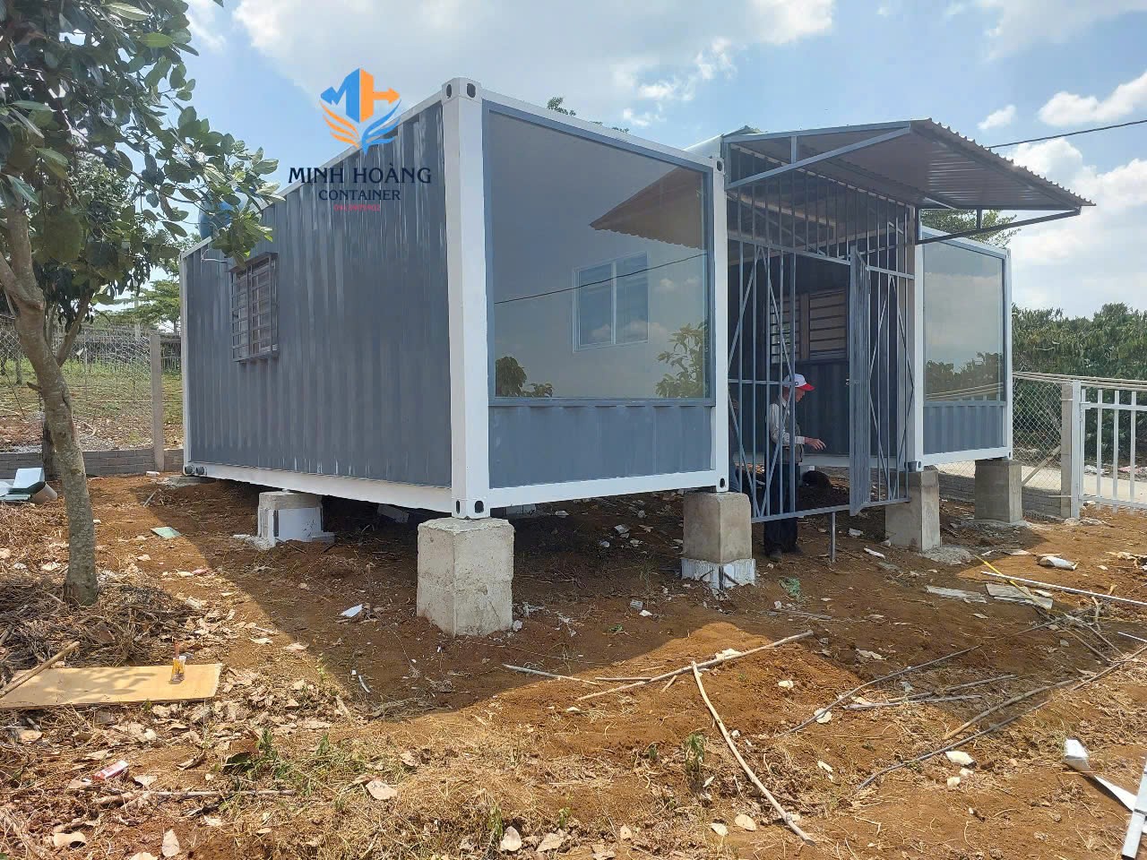 Hai văn phòng container 20 feet khung kính